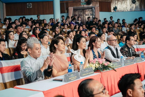 ta-linh-nhan-2811-5-ngoisao.vn-w580-h387 4 NTK Tạ Linh Nhân, Thời trang Dorii