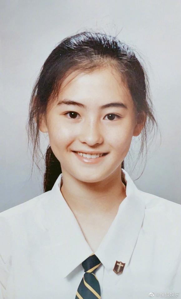 Bạn có muốn thấy Trương Bá Chi trẻ trung và xinh đẹp như thế nào khi còn là học sinh? Hãy xem ảnh thẻ của cô ấy và bất ngờ với vẻ đẹp thuần khiết và quyến rũ có trong ảnh.