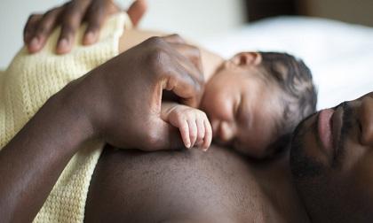 người đầu tiên đón trẻ sơ sinh, người bé bé mới sinh, kiêng kị khi sinh, sức khỏe trẻ em