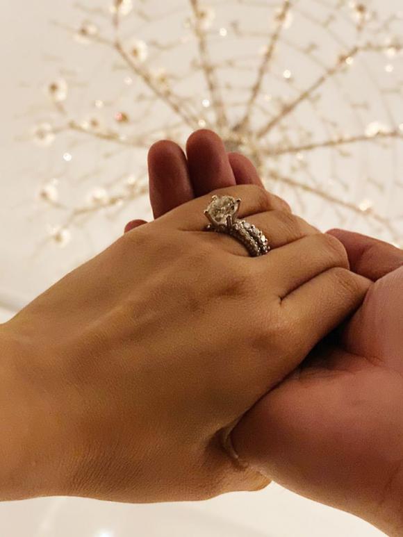 Một chiếc nhẫn cầu hôn luôn là biểu tượng cho tình yêu và sự cam kết. Hãy xem bức ảnh về một cặp đôi đang trao nhẫn cầu hôn nhau để cảm nhận được cảm giác lãng mạn và đáng trân trọng của những khoảnh khắc đó.