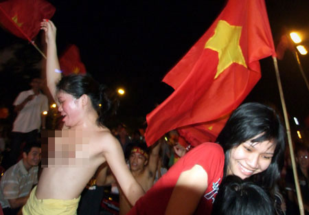 Việt Nam vô địch SEA Games 30, đi bão, gái xinh lột đồ