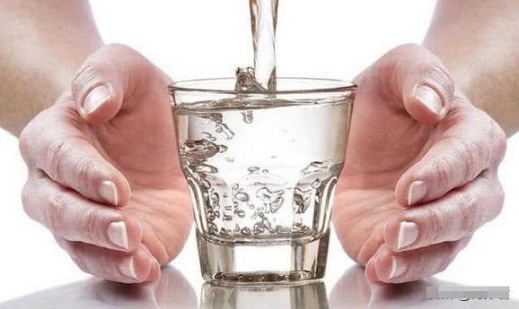 Uống nước 4 thời điểm này trong ngày sẽ tốt nhất cho sức khỏe