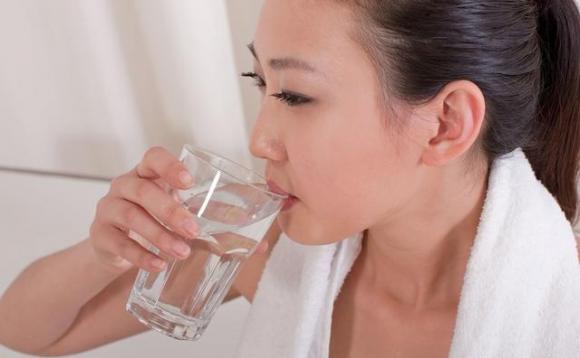 Uống nước 4 thời điểm này trong ngày sẽ tốt nhất cho sức khỏe