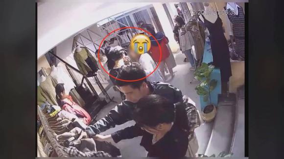 Gái xinh đại tiện trong phòng thay đồ,cô gái giải quyết nổi buồn khi đi shopping