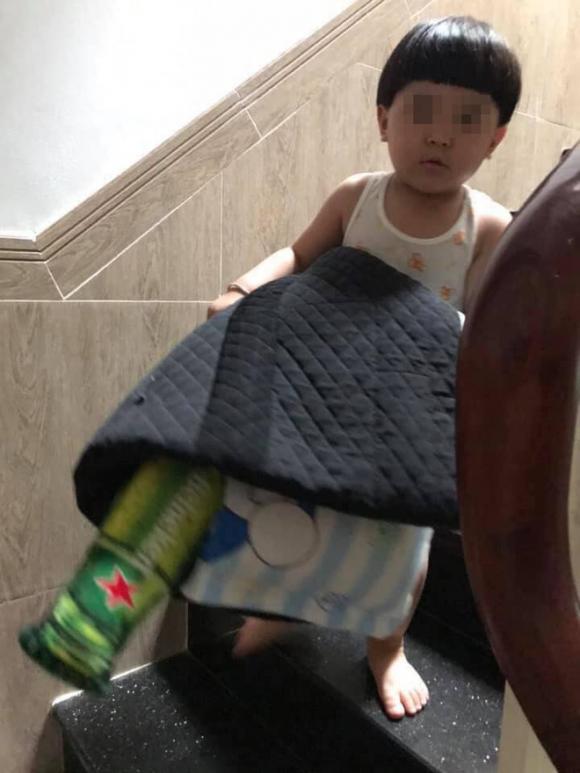 Cậu bé bị kẻ thứ 3 phá đám,phản ứng của cậu bé khi bị phá đám