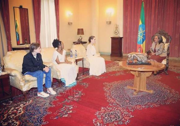 angelina jolie, các con angelina jolie, ethiopia, đón năm mới, sao hollywood