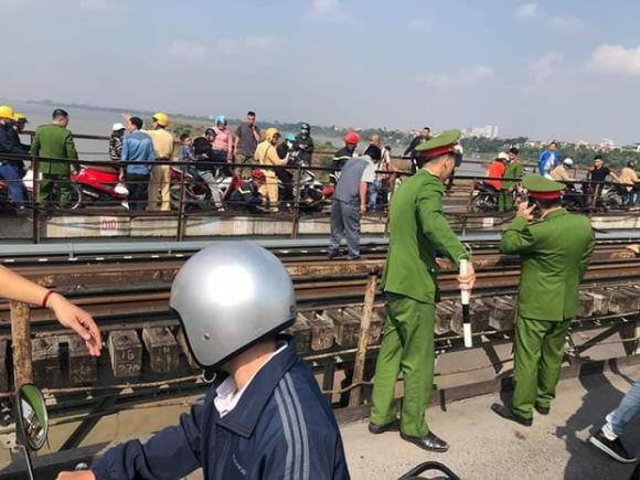 cầu Long Biên, tự tử, bố trẻ ôm con nhỏ tự tự