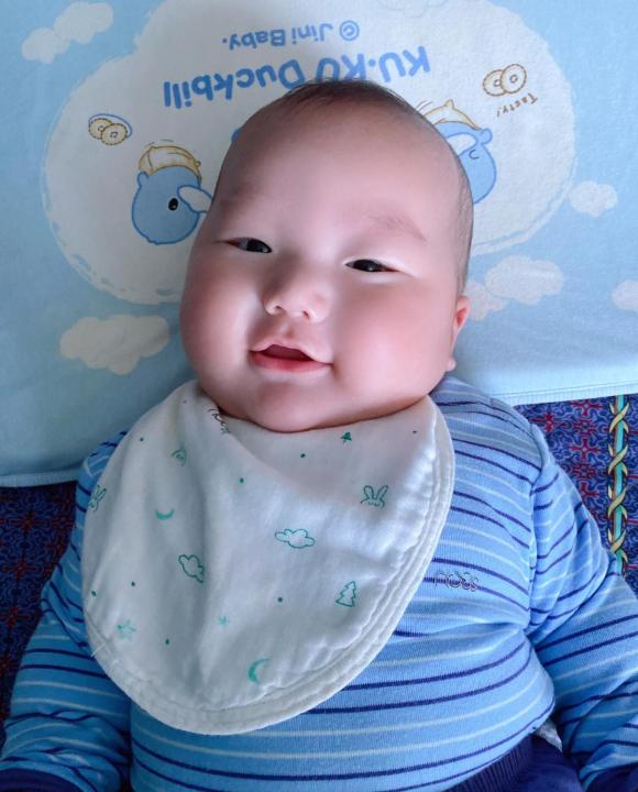 Trương Nam Thành chủ động khoe cặp sinh đôi tròn 5 tháng: Bụ bẫm, đáng yêu hết phần thiên hạ