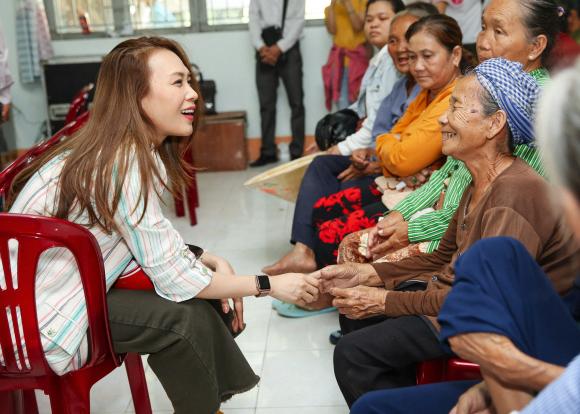 Mỹ Tâm trao quà cho bà con nghèo tỉnh Long An nhân kỷ niệm 12 năm thành lập quỹ từ thiện