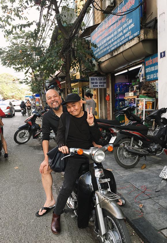 Nghệ sĩ Xuân Hinh chở NTK Đức Hùng bằng xe máy đi sắm Tết