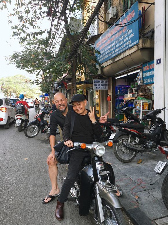 Nghệ sĩ Xuân Hinh chở NTK Đức Hùng bằng xe máy đi sắm Tết