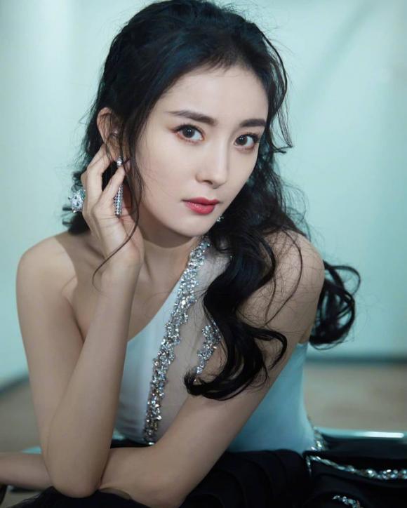 Dương Mịch khoe đôi chân dài miên man, nhan sắc thanh xuân không giống 'mẹ một con' 9 Dương Mịch,Dương Mịch chân dài miên man,sao Hoa ngữ