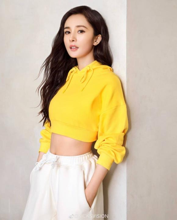 Dương Mịch khoe đôi chân dài miên man, nhan sắc thanh xuân không giống 'mẹ một con' 12 Dương Mịch,Dương Mịch chân dài miên man,sao Hoa ngữ