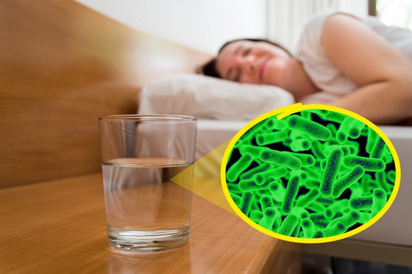 Tại sao bạn nên tránh để một ly nước gần giường?