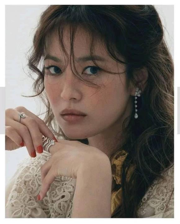 Ngắm trọn bộ ảnh đẹp lạ của Song Hye Kyo mới thấy cô đúng không hổ danh 'tượng đài nhan sắc'