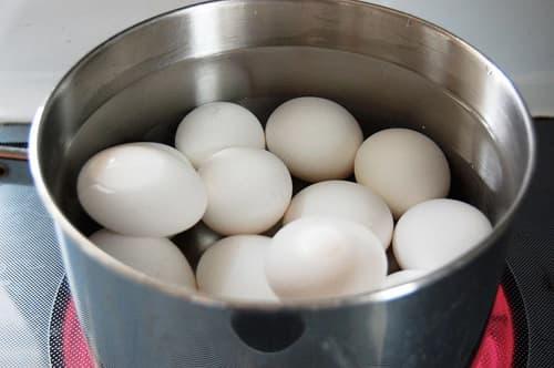 Mẹo luộc trứng lấy trong tủ lạnh: Cho thêm một thứ vào nồi sẽ giúp trứng không bị nứt, dễ bóc vỏ
