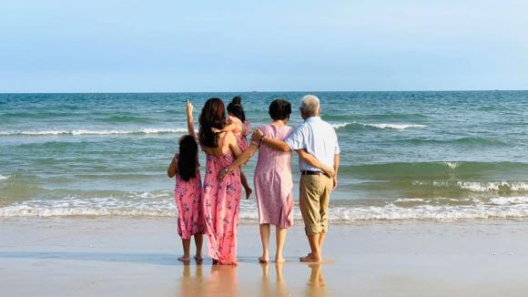 Phạm Quỳnh Anh đi biển cùng 2 con gái và gia đình sau thời gian dài nghỉ dịch