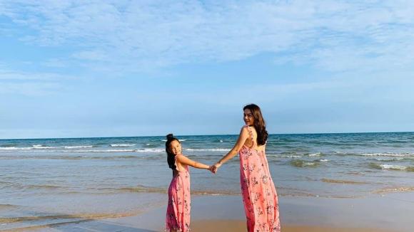 Phạm Quỳnh Anh đi biển cùng 2 con gái và gia đình sau thời gian dài nghỉ dịch