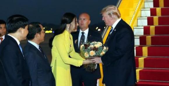 Phạm Ngọc Hà My, cô gái tặng hoa Tổng thống Trump, MC Hà  My