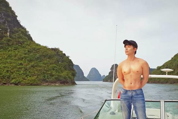 Nathan Lee tự lái du thuyền ngắm hoàng hôn trên vịnh Hạ Long