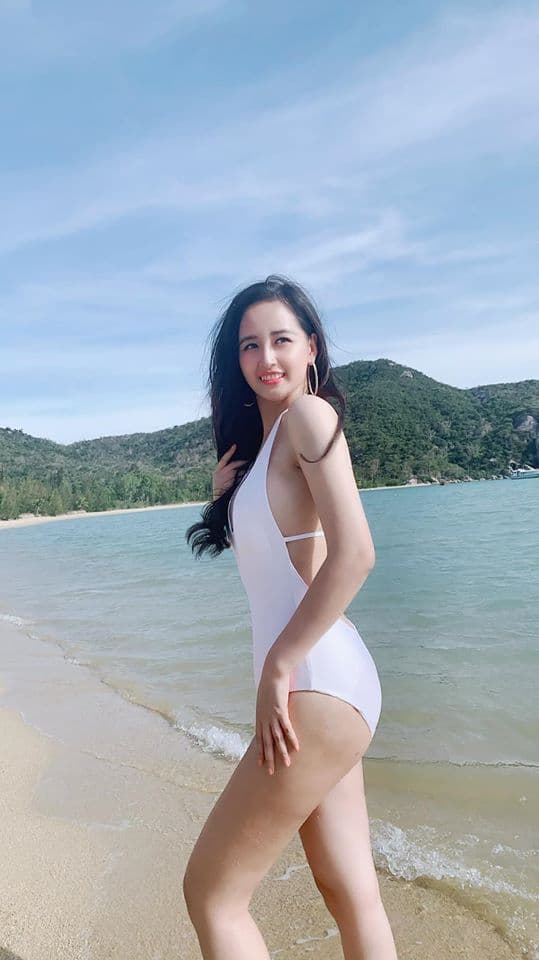 Mai Phương Thúy khoe đường cong sexy với bikini