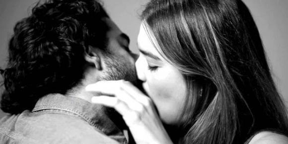 nhắm mắt khi hôn, tại sao lại nhắm mắt khi hôn, tác dụng của hôn đối với sức khỏe