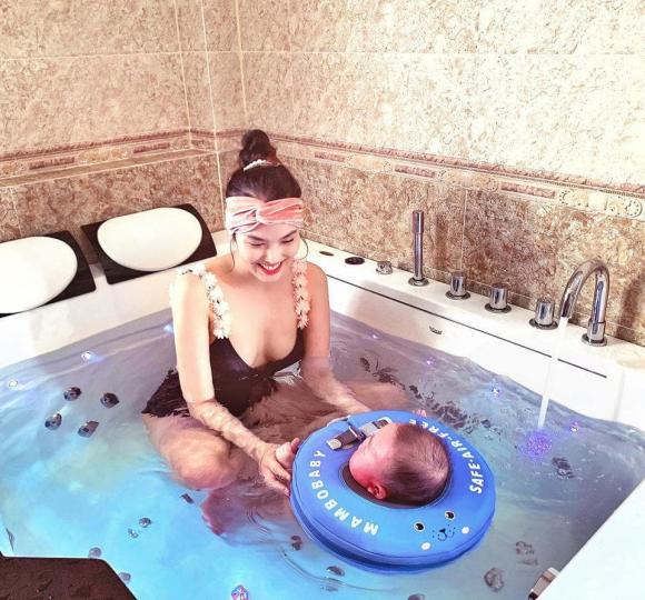áo tám sao Việt 2 sao Việt, bikini một mảnh đính hoa, Lan Khuê, Hải Băng