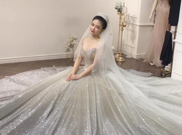 Dương Hoàng  Yến đăng ảnh mặc váy cưới, loạt sao Việt gửi lời chúc  mừng
