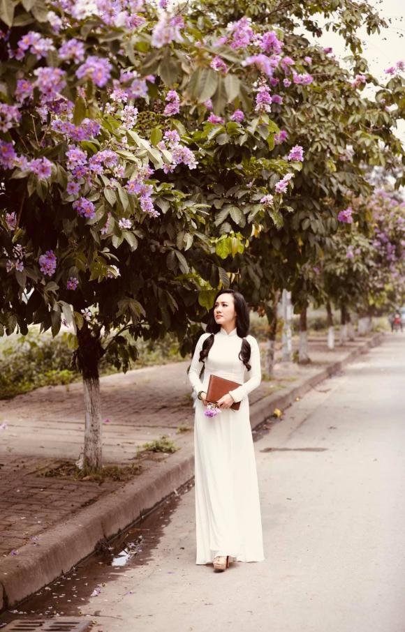 BTV Hoài Anh diện áo dài trắng nữ sinh trẻ trung như gái mười tám, đôi mươi 4 Btv hoài anh,thời sự 19h,hoài anh diện áo dài trắng