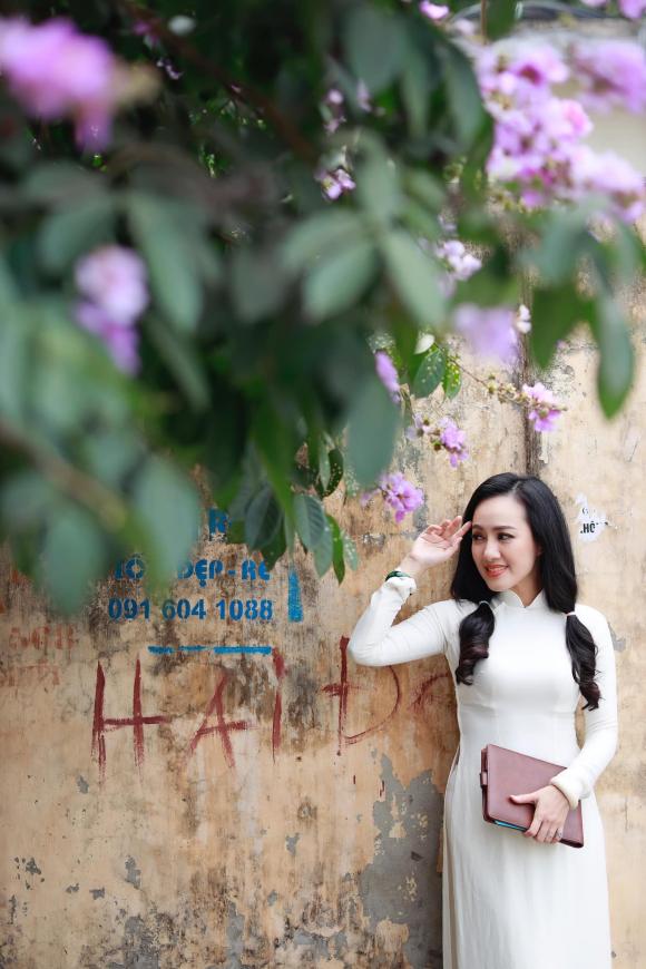 BTV Hoài Anh diện áo dài trắng nữ sinh trẻ trung như gái mười tám, đôi mươi 3 Btv hoài anh,thời sự 19h,hoài anh diện áo dài trắng