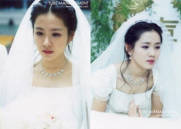 Không chỉ đụng hàng đầm cưới với Son Ye Jin Ngô Thanh Vân còn cầm hoa cưới  giống Song Hye Kyo
