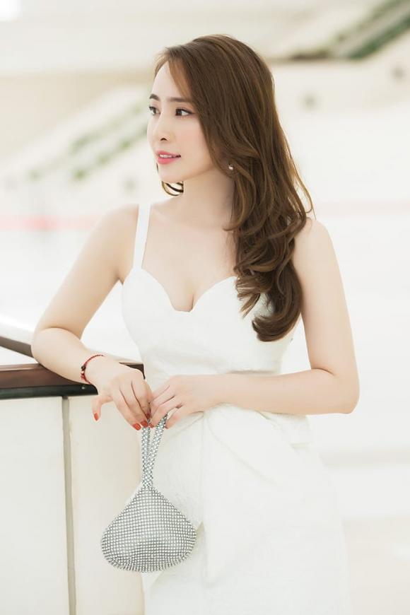 Quỳnh Nga mặc váy trắng muốt tôn vòng một, điệu đà như tiểu thư 2 Quỳnh nga,cá sấu chúa,sao việt