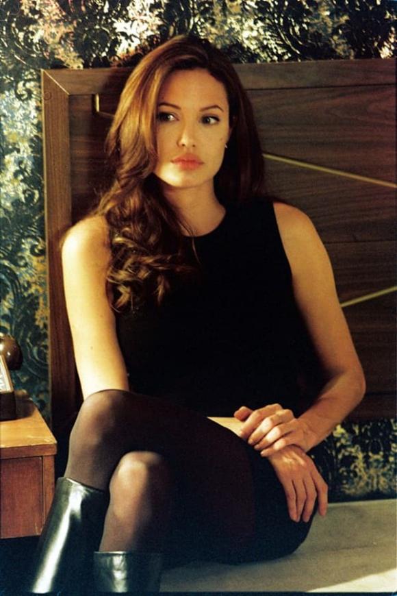 Ảnh xưa cũ của Angelina Jolie gây sốt trở lại: 'Nhan sắc báu vật', khí chất quyến rũ hơn người