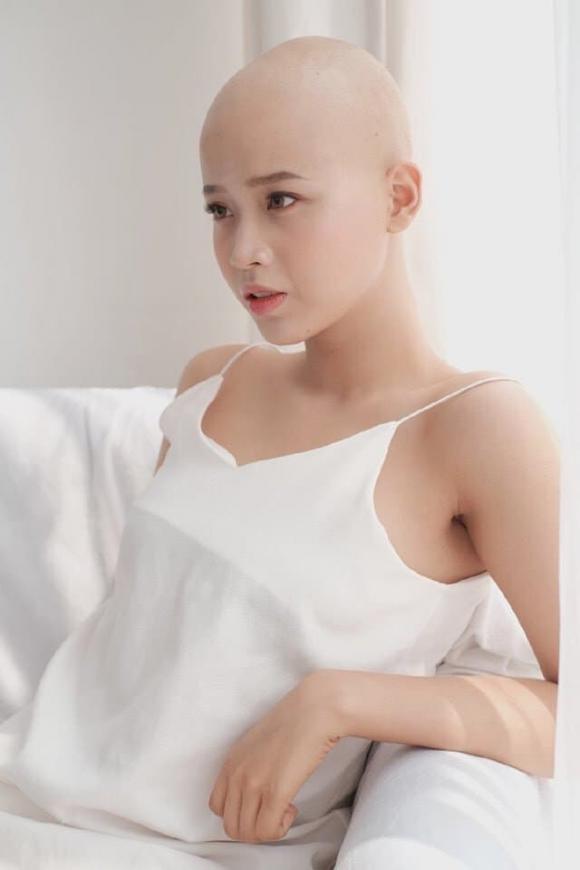 Nữ sinh Ngoại thương trọc đầu vì mắc ung thư tái xuất xinh đẹp, tiết lộ sức khỏe hiện tại