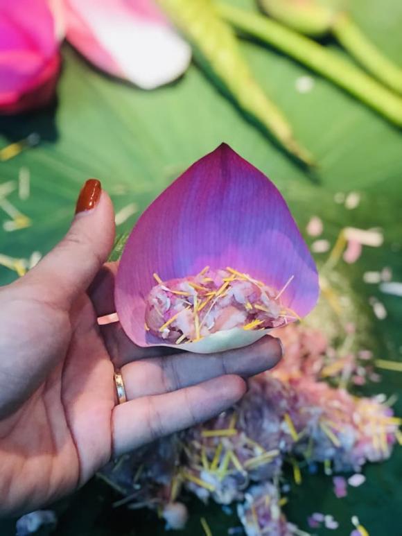 Chả cánh hoa sen là một trong những món ăn đặc sản của miền Nam Việt Nam. Với màu sắc tươi sáng và hương vị đậm đà, hình ảnh này sẽ khiến bạn đói bụng và muốn thử ngay sản phẩm này.
