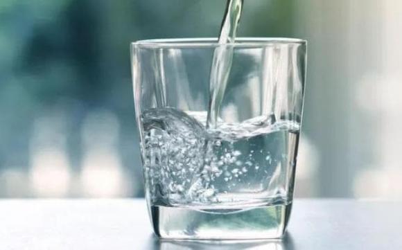Đi tiểu sau khi uống nước và hiếm khi đi tiểu sau khi uống nước, ai khỏe mạnh hơn?