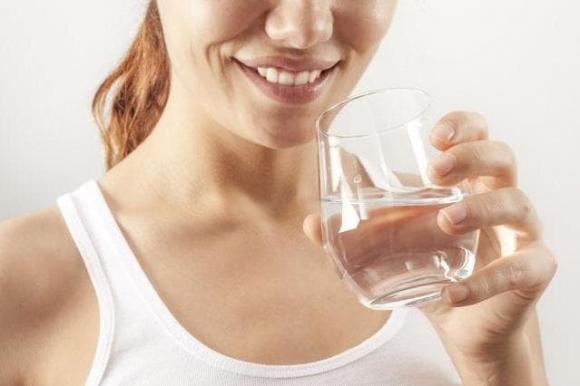 Đi tiểu sau khi uống nước và hiếm khi đi tiểu sau khi uống nước, ai khỏe mạnh hơn?