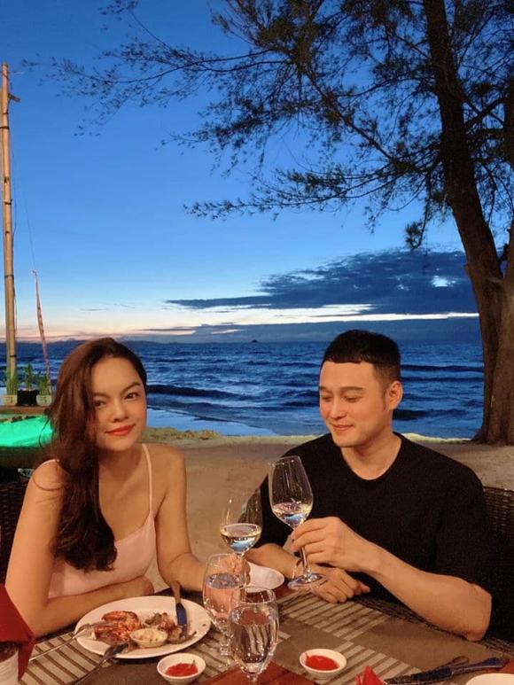 Phạm Quỳnh Anh dùng bữa tối lãng mạn bên bờ biển với Quang Vinh tại Phú Quốc