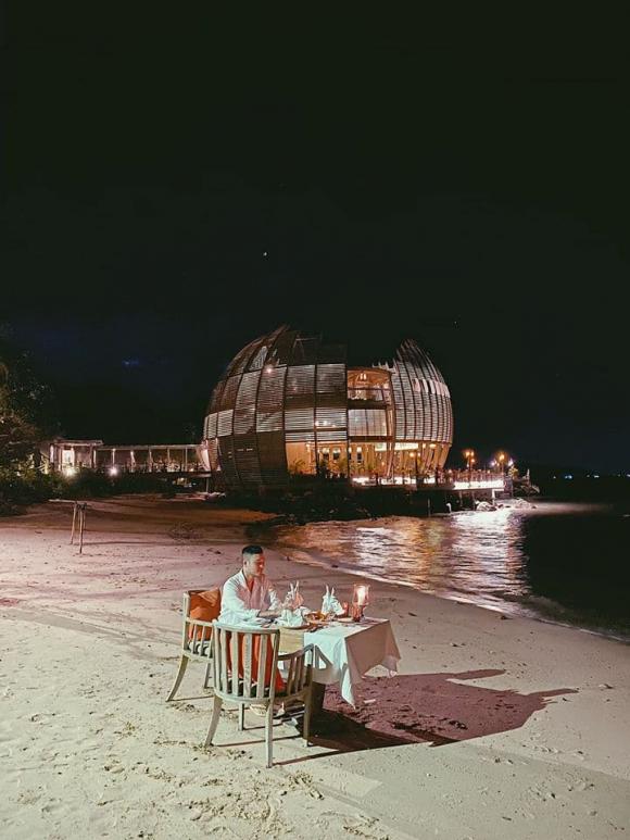 Phạm Quỳnh Anh dùng bữa tối lãng mạn bên bờ biển với Quang Vinh tại Phú Quốc