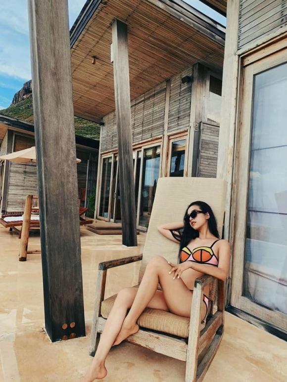 Tiểu Vy hiếm hoi diện bikini nóng bỏng khi đi du lịch cùng Thúy An
