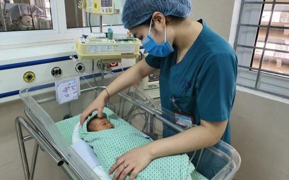 Bệnh viện Xanh Pôn, trẻ sơ sinh, bé sơ sinh bị bỏ rơi ở hố ga, Hà Nội