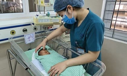 trẻ sơ sinh, bỏ rơi ở hố ga, Bệnh viện Đa khoa Xanh Pôn