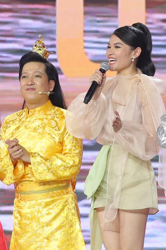 Á hậu Thùy Dung lo lắng khi lần đầu dẫn chương trình cùng danh hài 'chặt chém' như Trường Giang