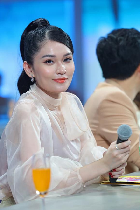 Á hậu Thùy Dung lo lắng khi lần đầu dẫn chương trình cùng danh hài 'chặt chém' như Trường Giang