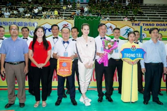 hoa-hau-khanh-ngan-186-1-ngoisaovn-w600-h400 8 Hoa hậu Khánh Ngân, Ca sĩ Dương Quốc Hưng, giải Kickboxing toàn quốc năm 2020