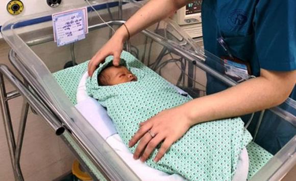 em bé bị bỏ rơi, bé bị mẹ bỏ dưới hố ga, trẻ sơ sinh