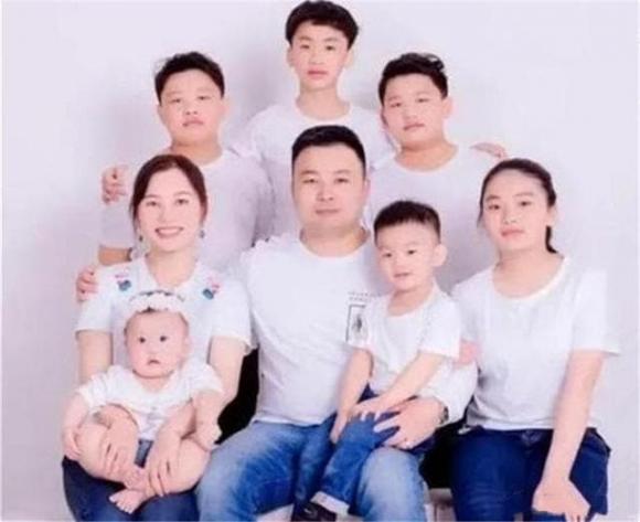 Bà mẹ 34 tuổi sinh 7 đứa con, mẹ 7 đứa con, sinh con vì gen tốt của chồng