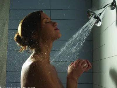 4 điều cấm kỵ của chị em khi tắm vào mùa hè để tránh các bệnh phụ khoa