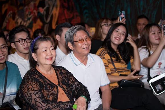 Ngô Kiến Huy hạnh phúc đón tuổi mới cùng bố mẹ và gần 200 fans