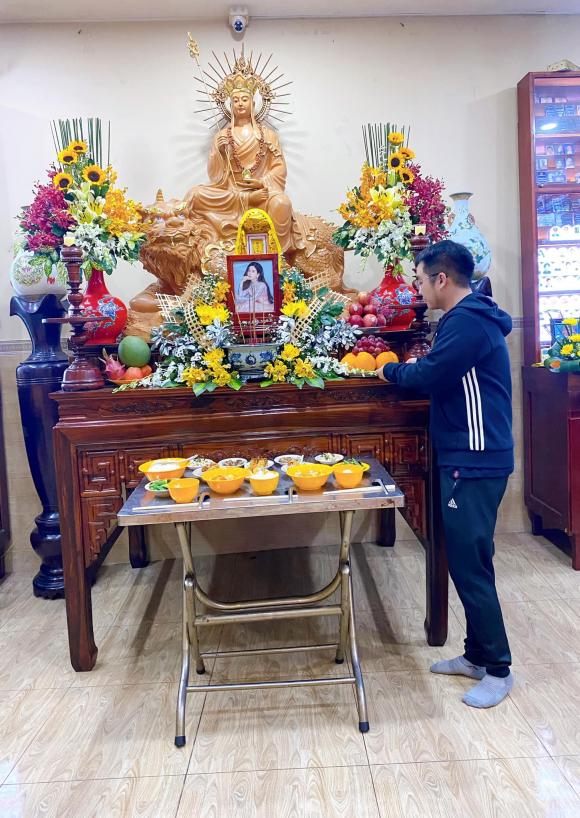 Bố mẹ Phùng Ngọc Huy lên chùa cầu siêu cho Mai Phương tròn 100 ngày mất